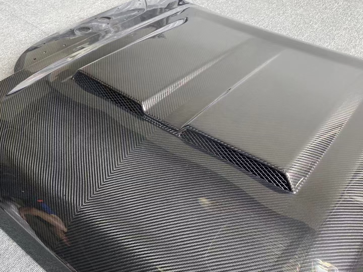 Defender Wide-Body Style Carbon Fibre Bonnet — image 1